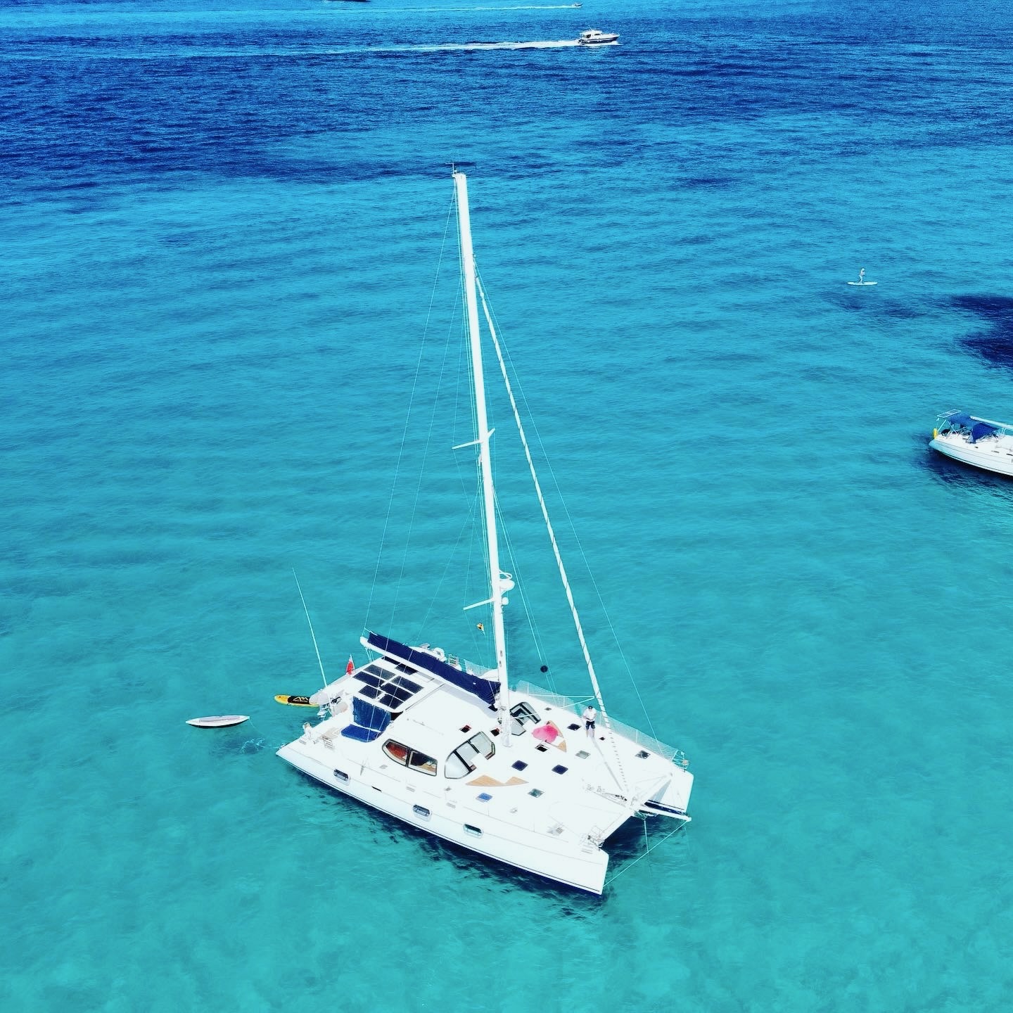 Catamaran prepared with solar panels and upgraded autonomous energy system