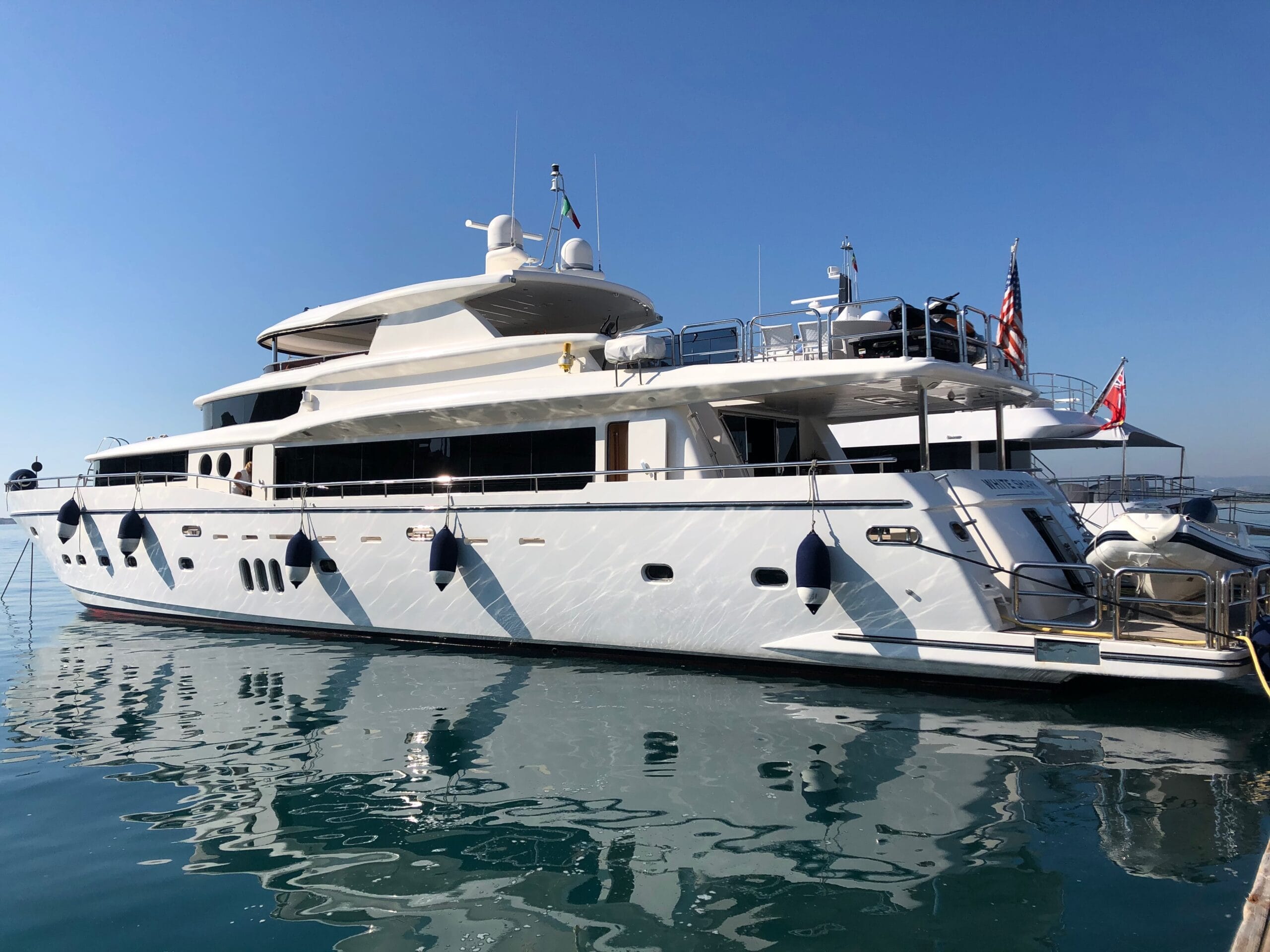 Johnson 103 motor yacht