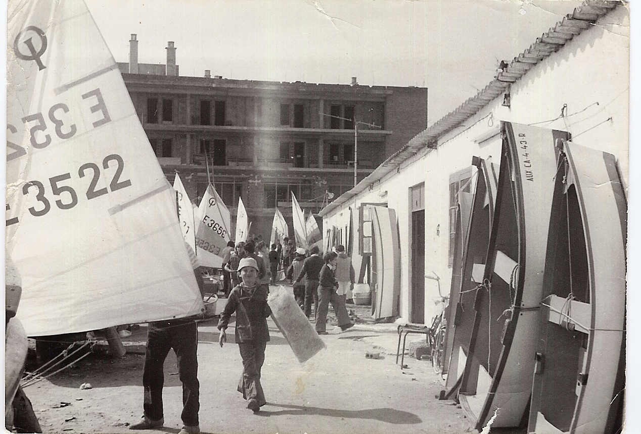 Nacho Lamadrid navegando en Optimist en 1977