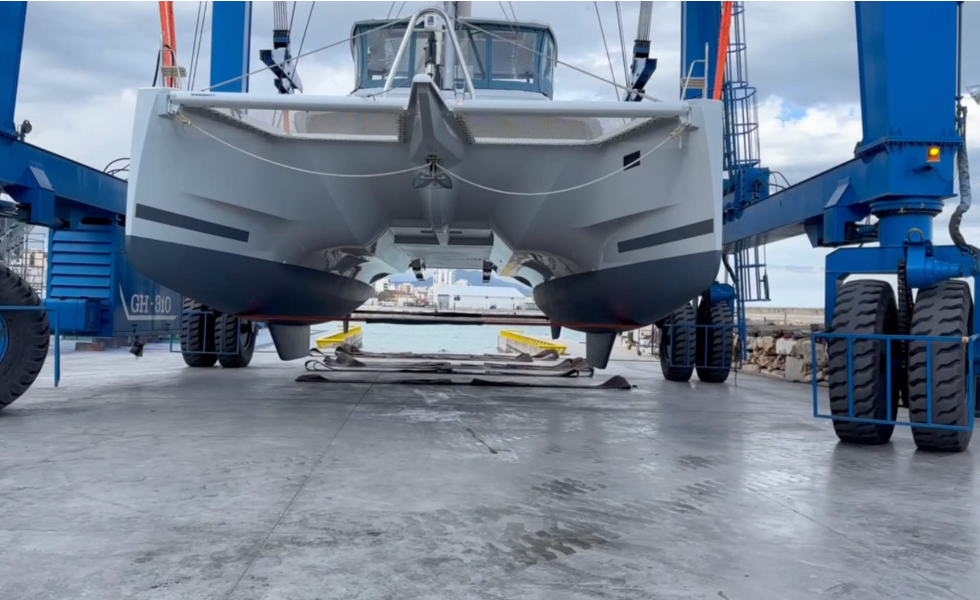 Servicios profesionales para yates durante la preparación técnica de un catamarán